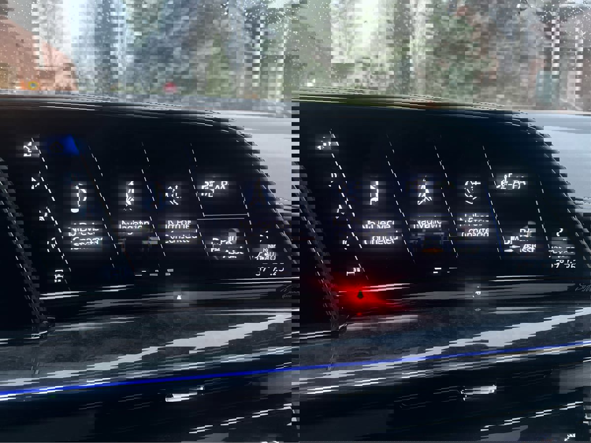 Used 2021 Cadillac Escalade Premium Luxury w/ Performance Package image 19