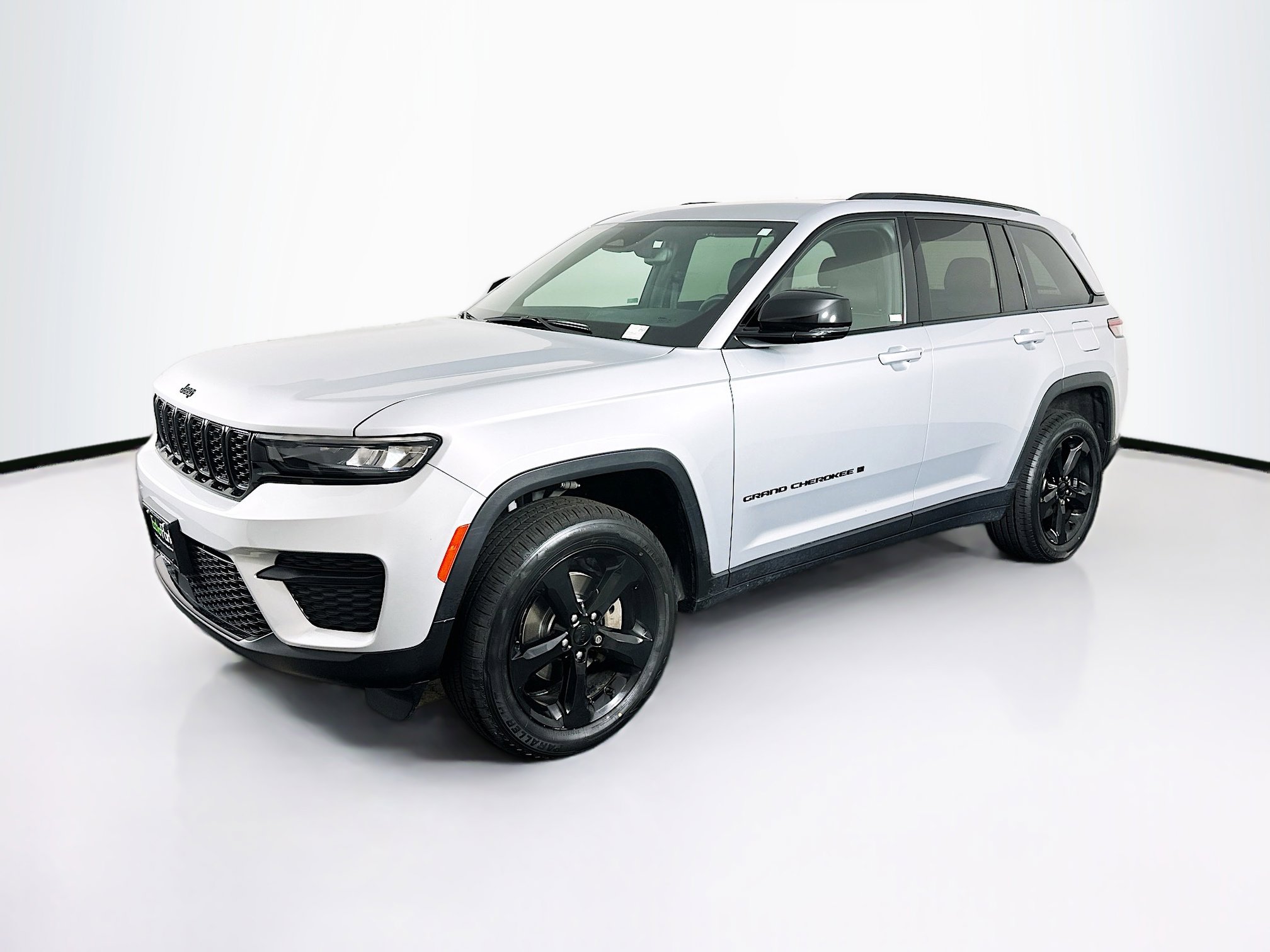 Used 2023 Jeep Grand Cherokee Altitude AWD/4WD image 3