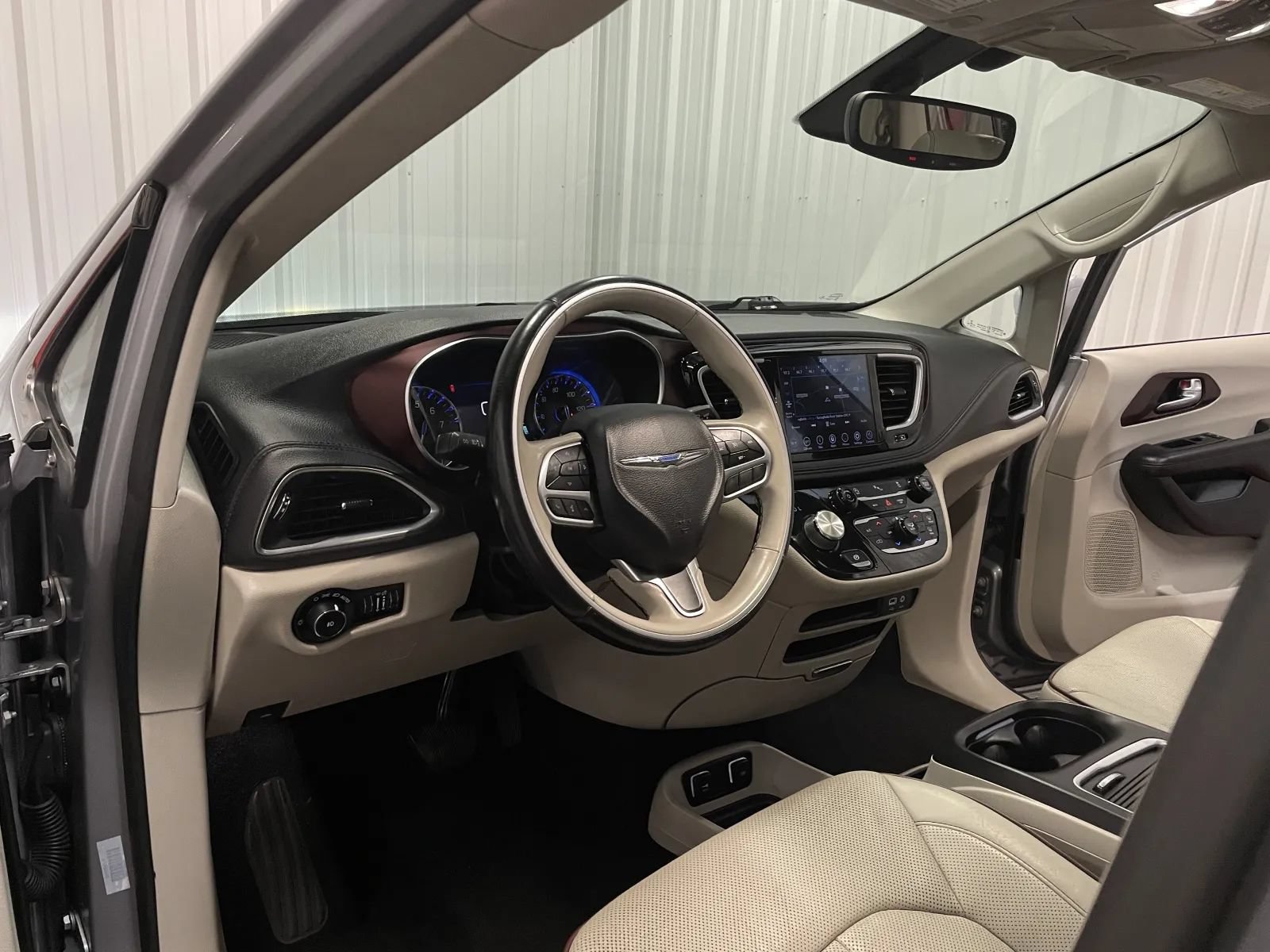 Used 2020 Chrysler Pacifica Limited FWD image 37