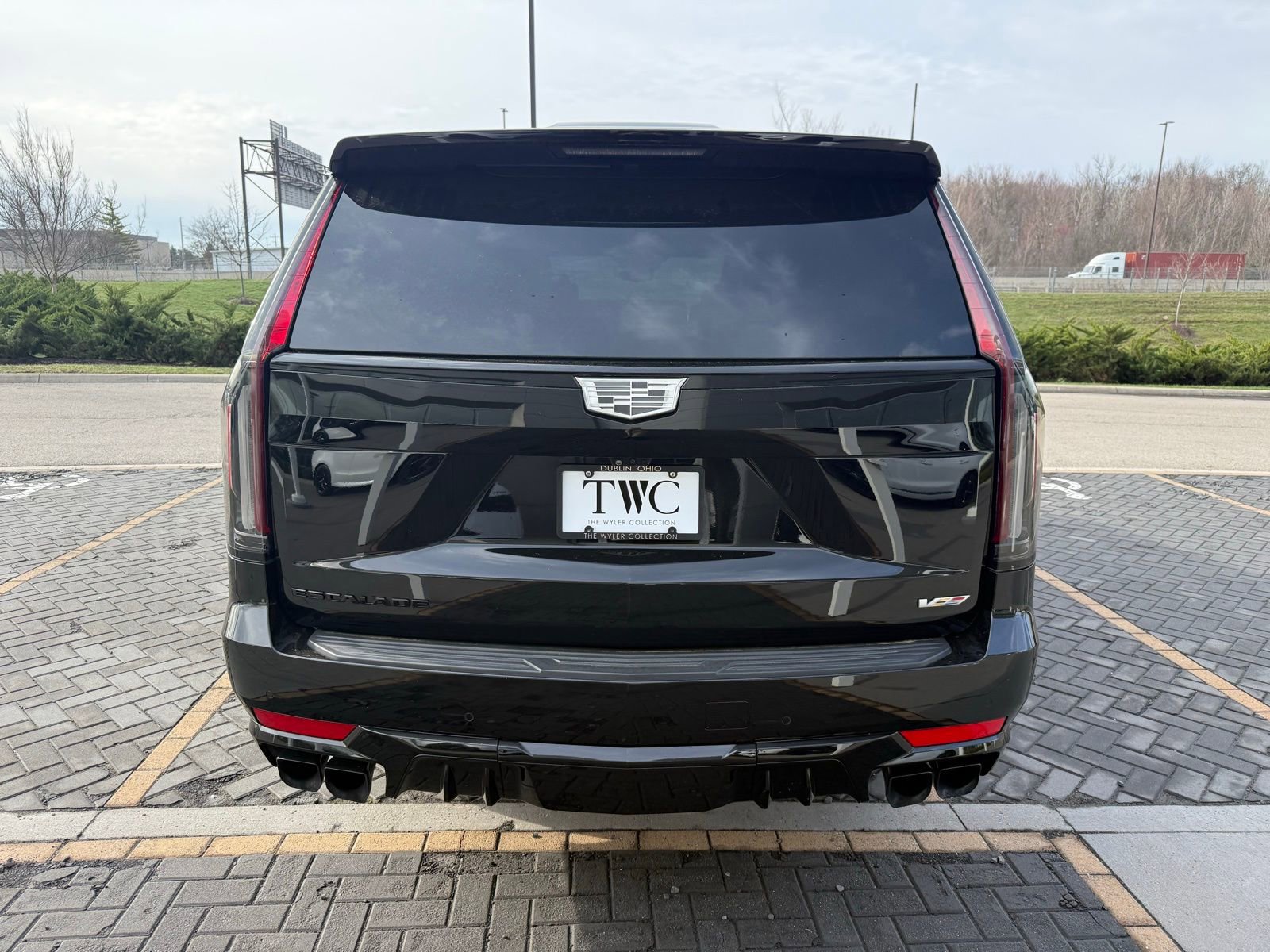 Used 2023 Cadillac Escalade ESV V w/ LPO, ONYX Package image 6