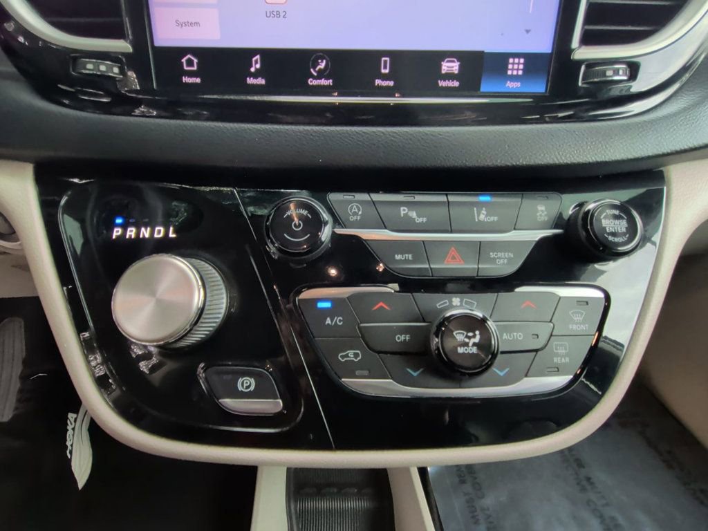 Used 2022 Chrysler Pacifica Touring-L image 19