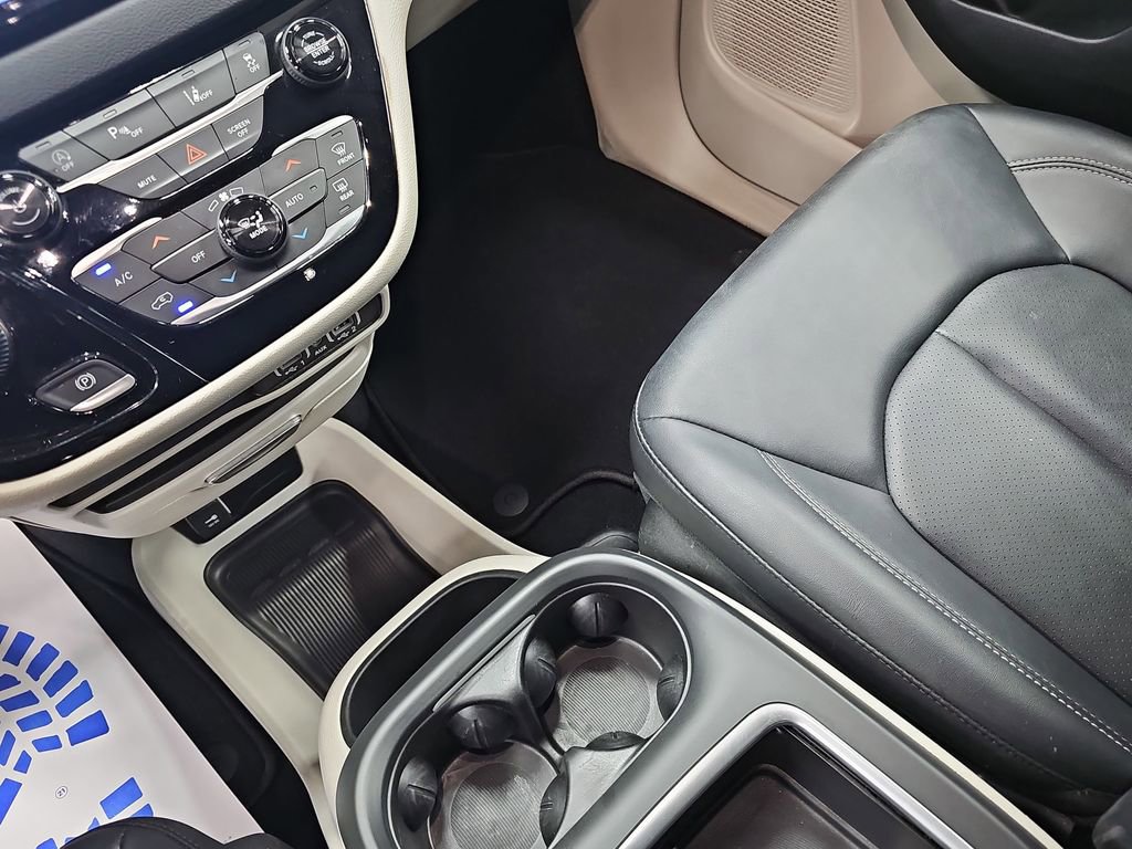 Used 2024 Chrysler Pacifica Touring-L image 23