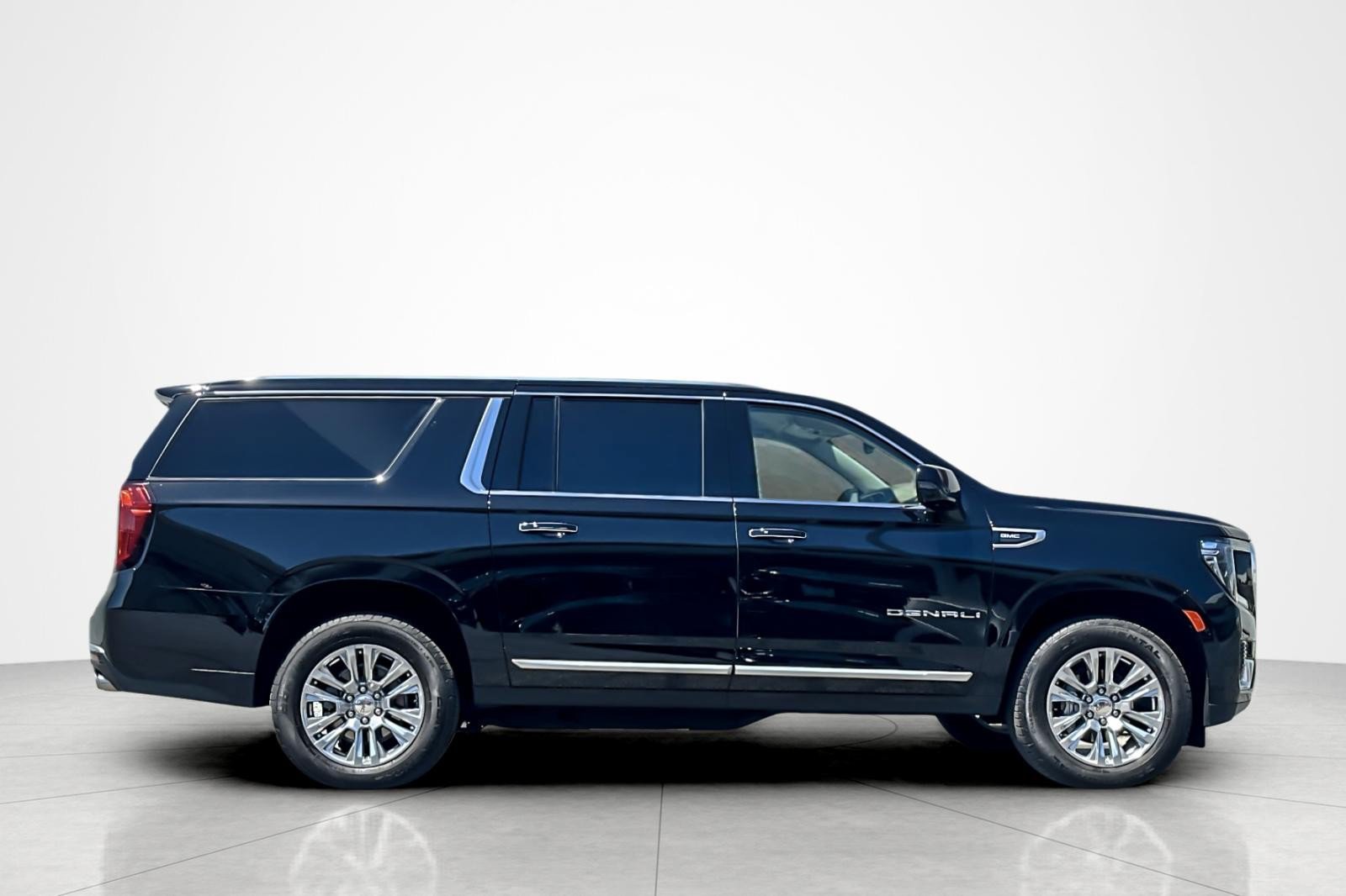 Used 2024 GMC Yukon XL Denali AWD/4WD image 6