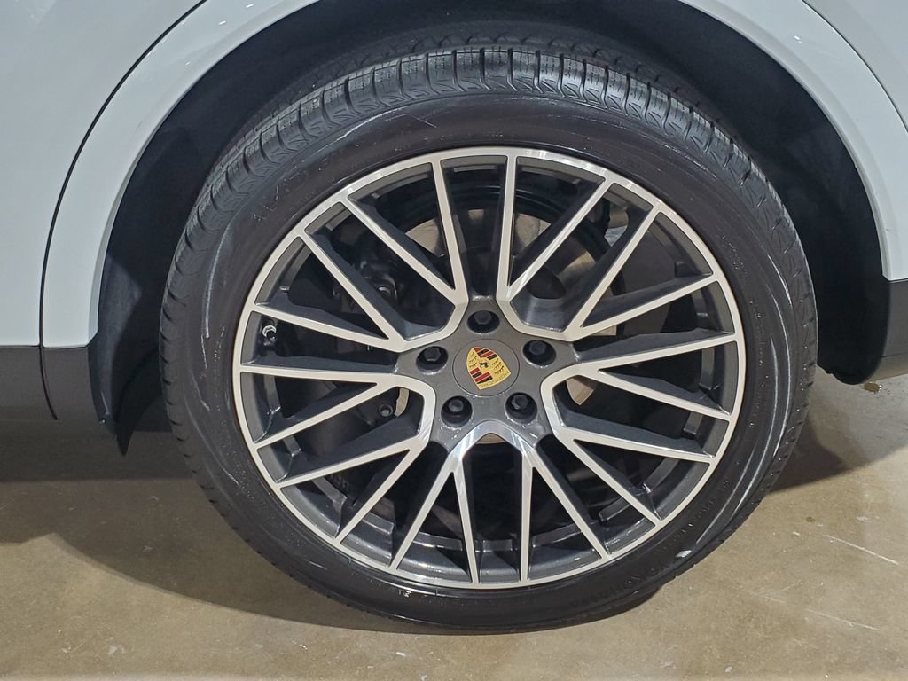 Used 2022 Porsche Cayenne AWD/4WD image 40