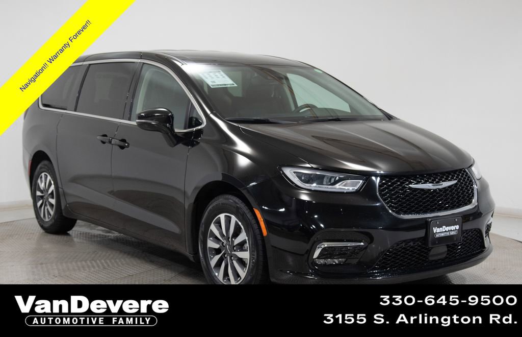 Used 2024 Chrysler Pacifica Select image 1