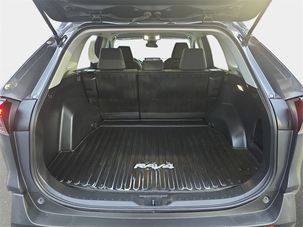 Used 2022 Toyota RAV4 LE image 14