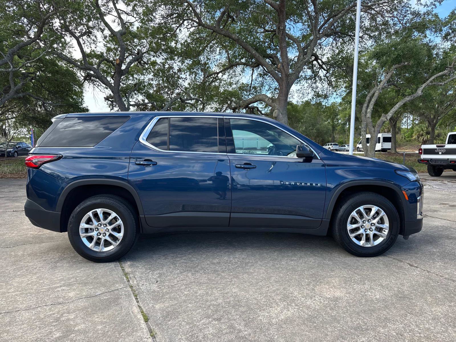 Used 2023 Chevrolet Traverse LS image 2