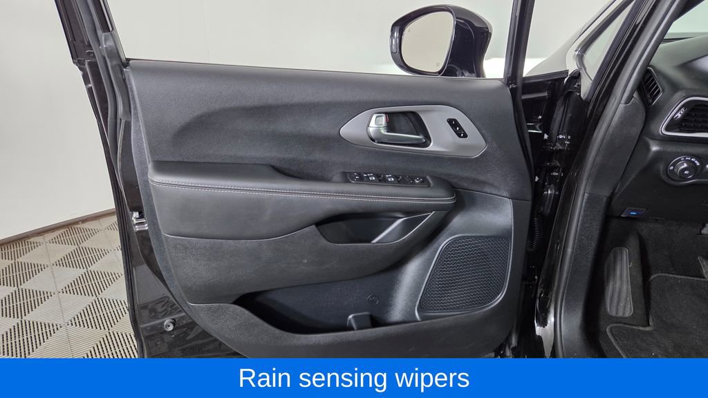 Used 2025 Chrysler Pacifica Select image 14