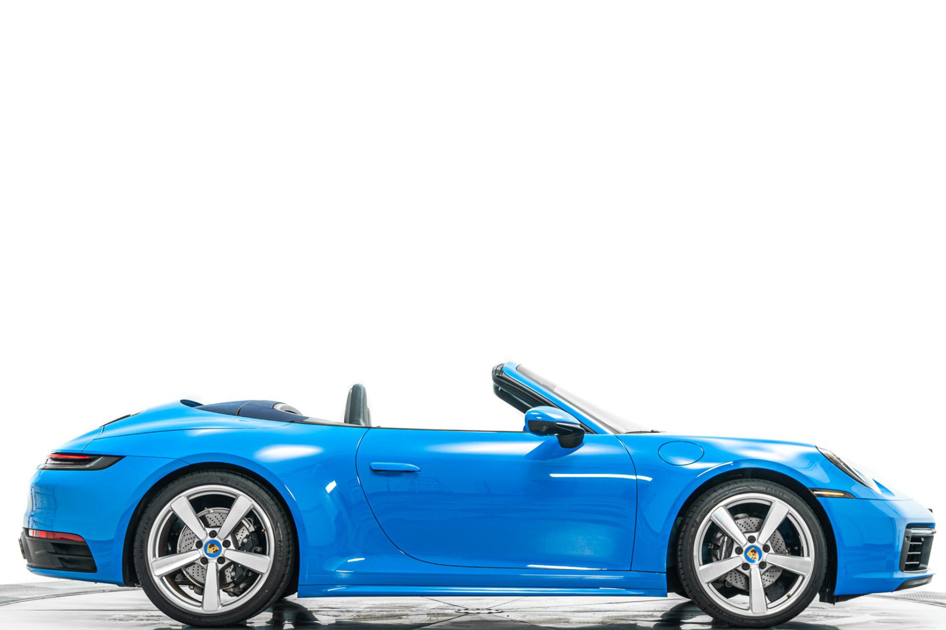 Used 2023 Porsche 911 Carrera image 2