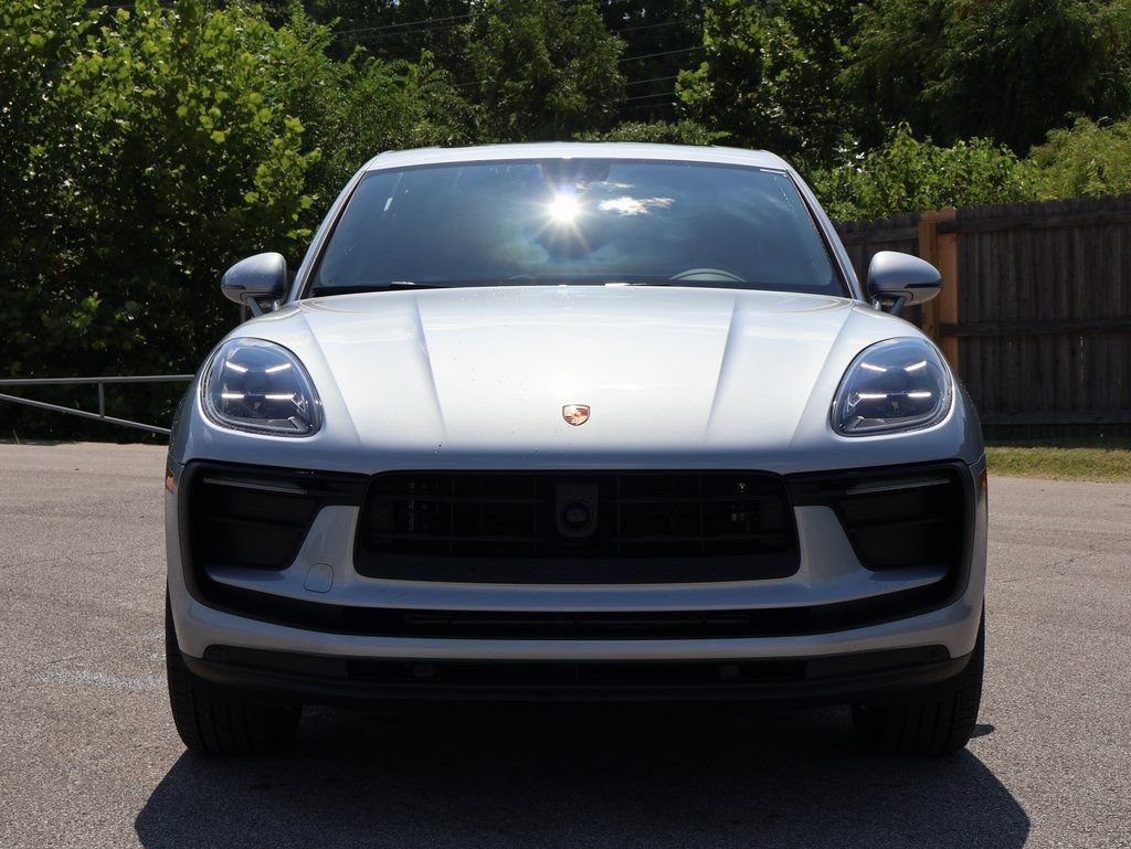 Certified 2025 Porsche Macan AWD/4WD image 12
