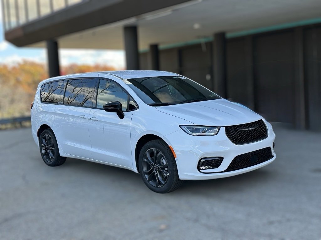 New 2026 Chrysler Pacifica Select