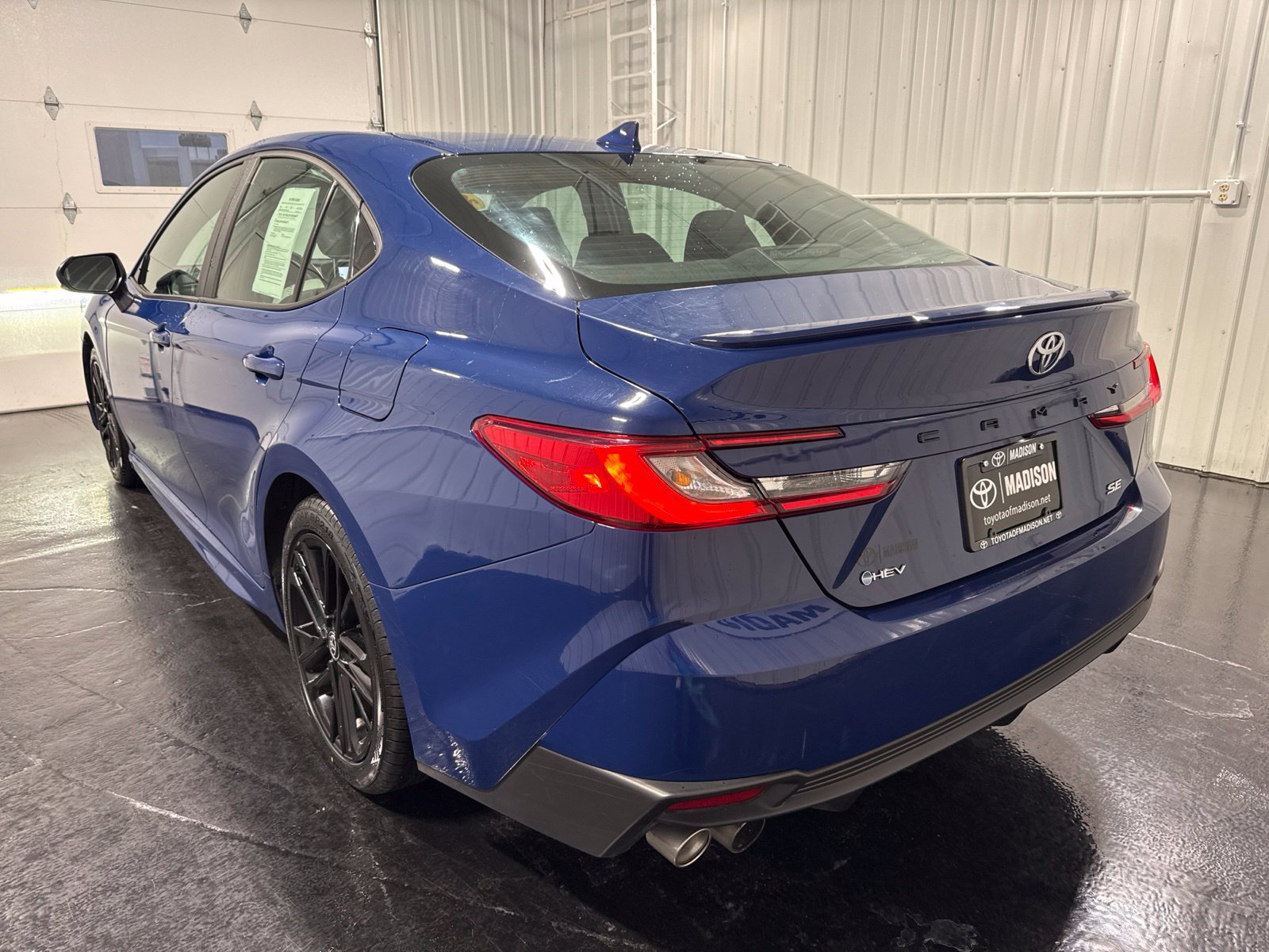 Used 2025 Toyota Camry SE FWD image 3