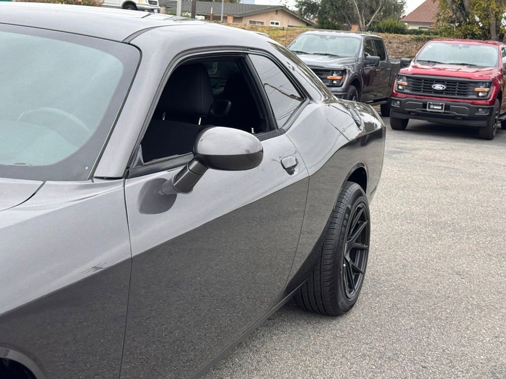 Used 2017 Dodge Challenger SXT RWD image 9