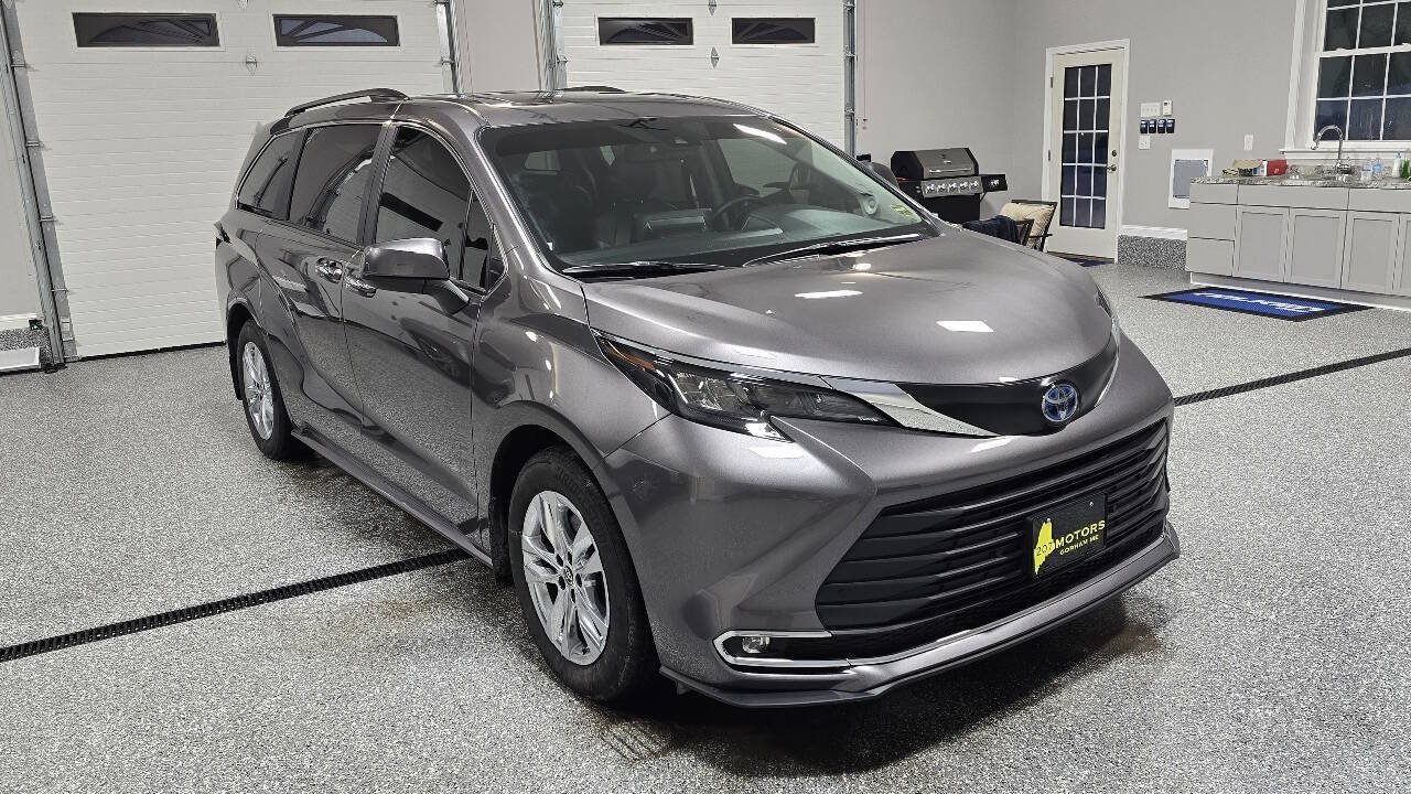 Used 2024 Toyota Sienna XLE w/ XLE Plus Package AWD/4WD image 4