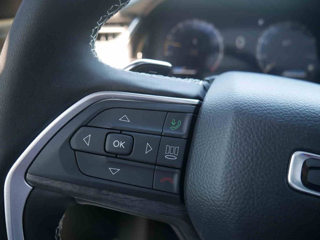 New 2025 Jeep Grand Cherokee Limited w/ Luxury Tech Group II image 36