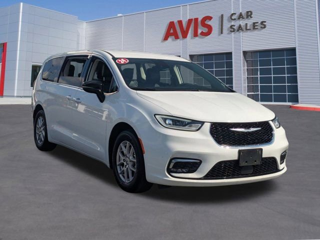 Used 2024 Chrysler Pacifica Touring-L image 3