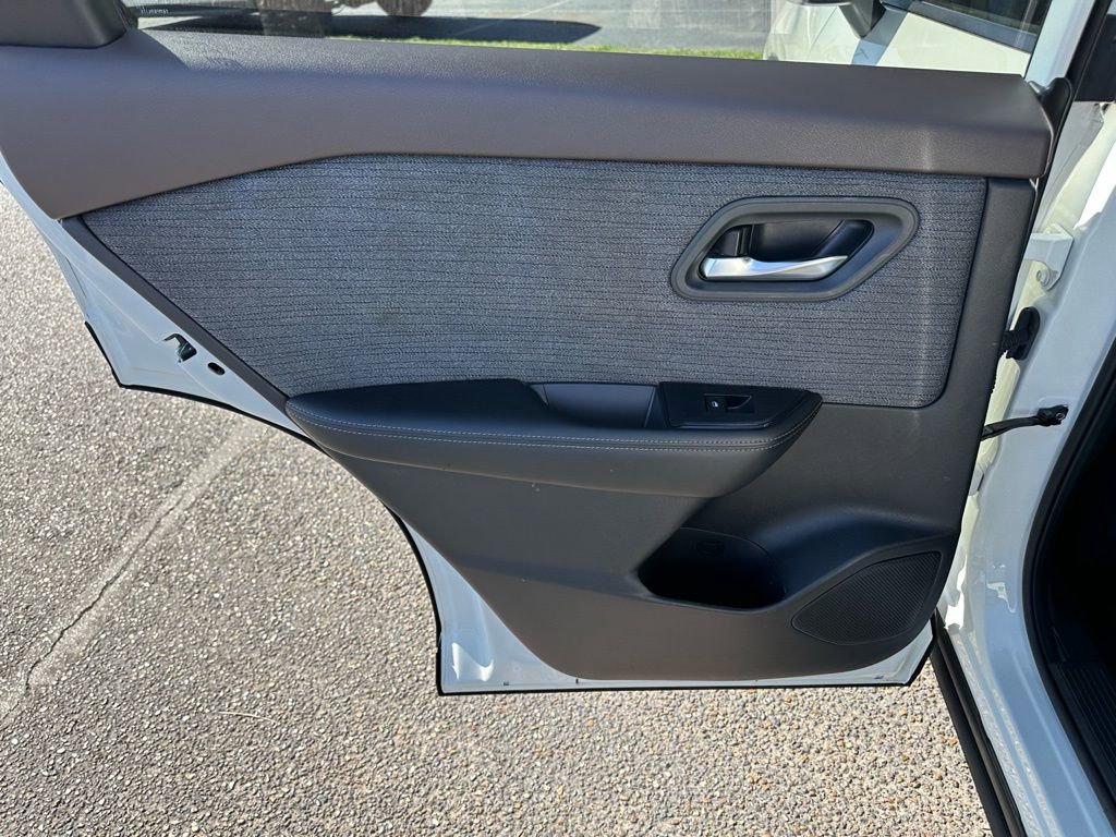 Used 2023 Nissan Rogue SV image 16