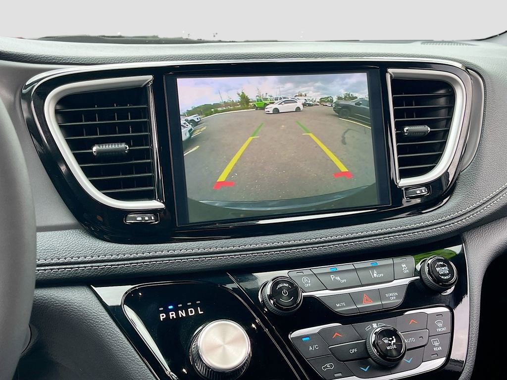 Certified 2025 Chrysler Pacifica Select image 13