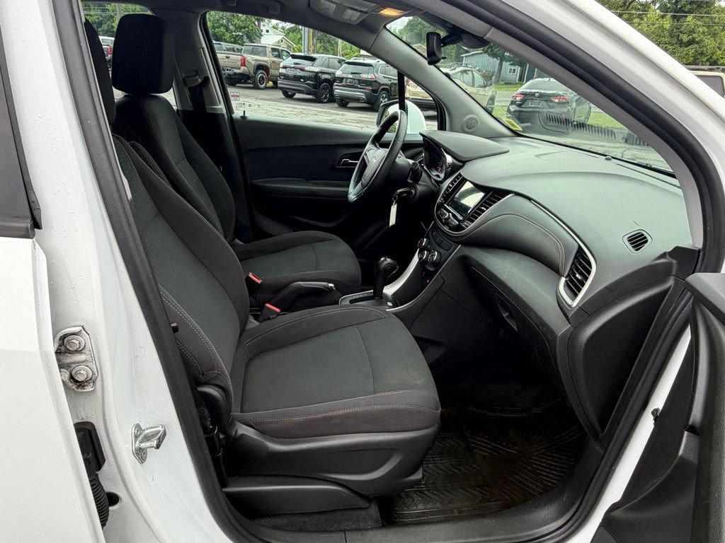 Used 2019 Chevrolet Trax LS w/ Air And Auto Package FWD image 39