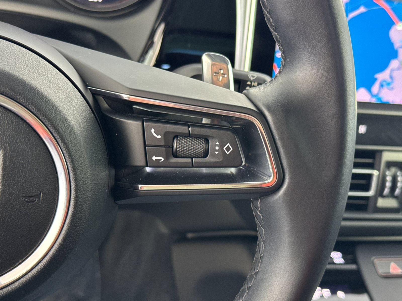 Certified 2022 Porsche Macan AWD/4WD image 29