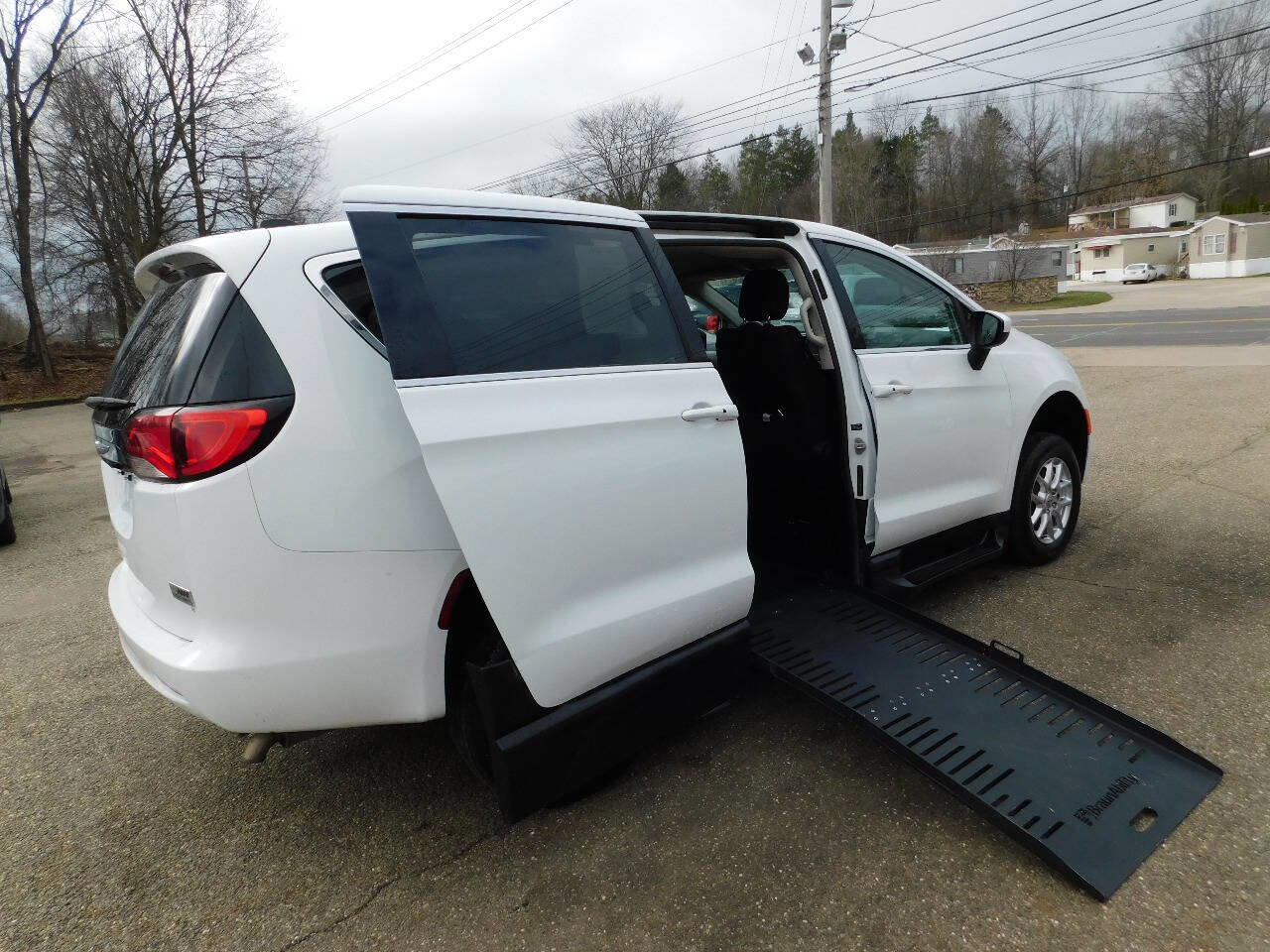 Used 2022 Chrysler Voyager LX image 3