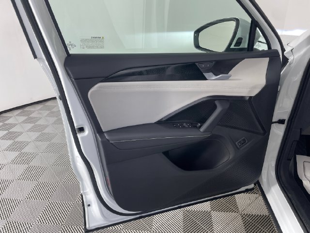Used 2025 Volkswagen Tiguan SE FWD image 16