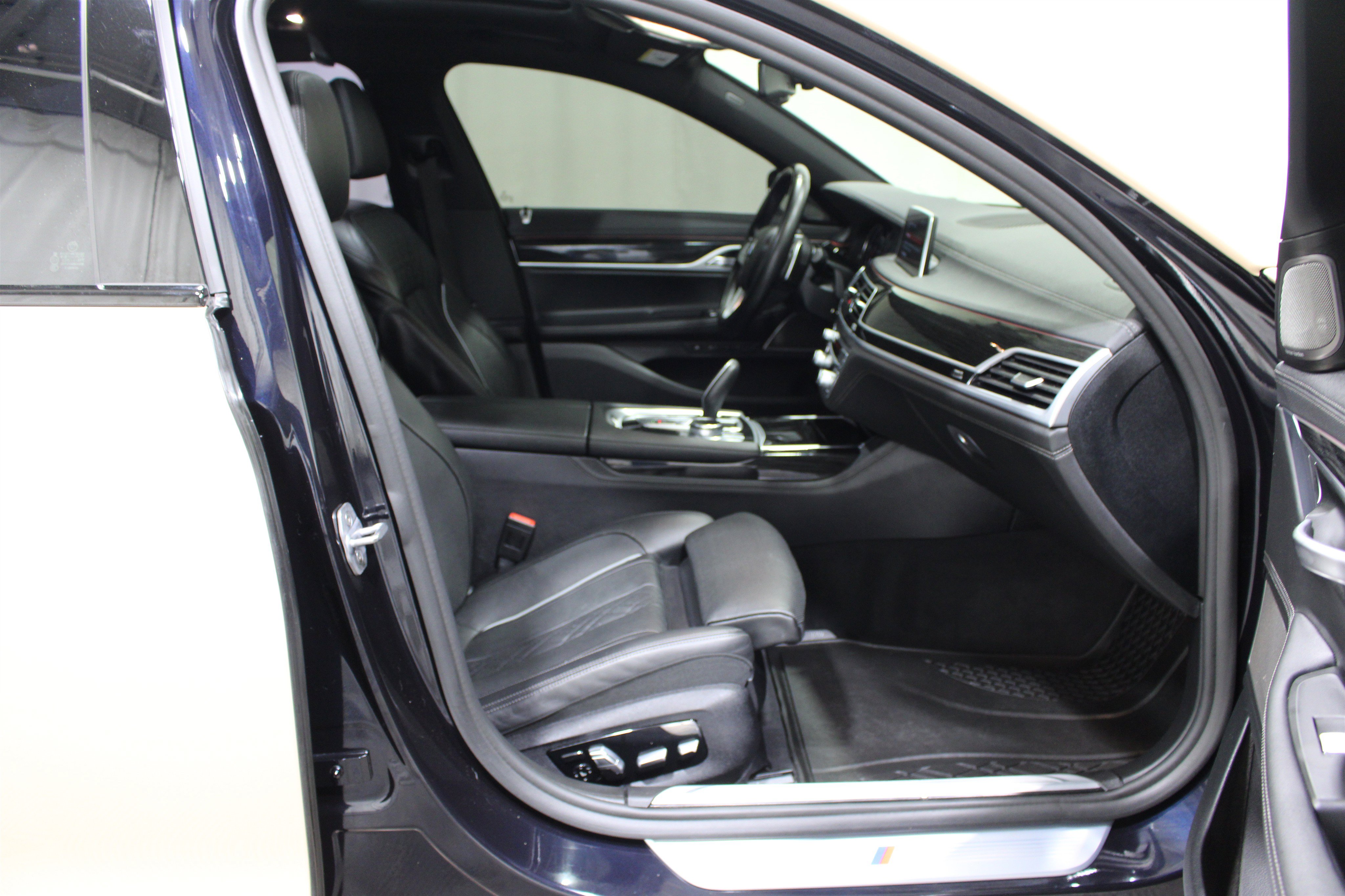 Used 2019 BMW 750i xDrive w/ M Sport Package AWD/4WD image 29