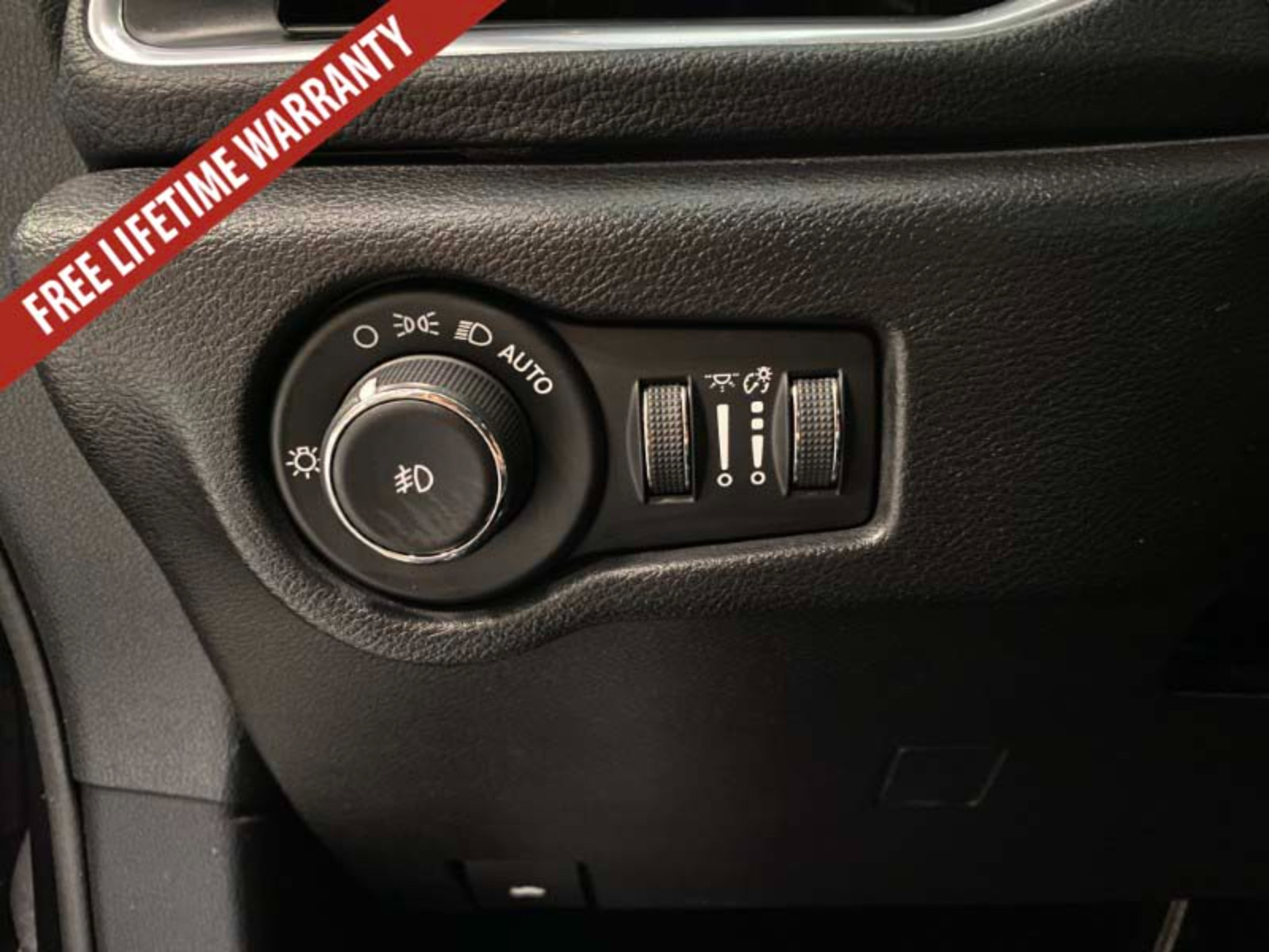 Used 2020 Chrysler Pacifica Limited w/ Advanced Safetytec Group FWD image 42