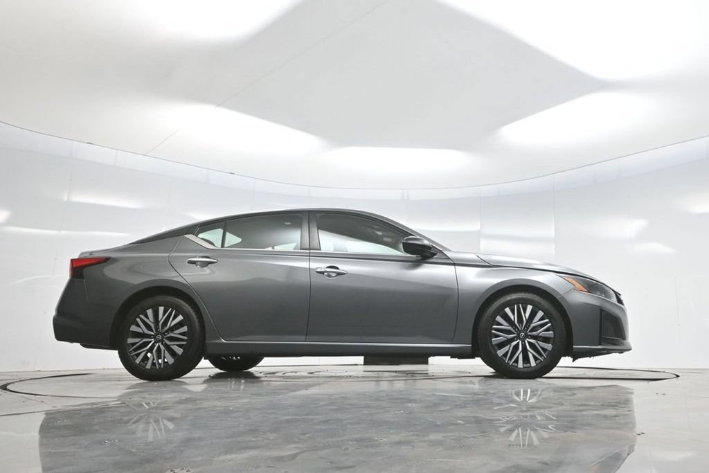 Used 2024 Nissan Altima 2.5 SV FWD image 59