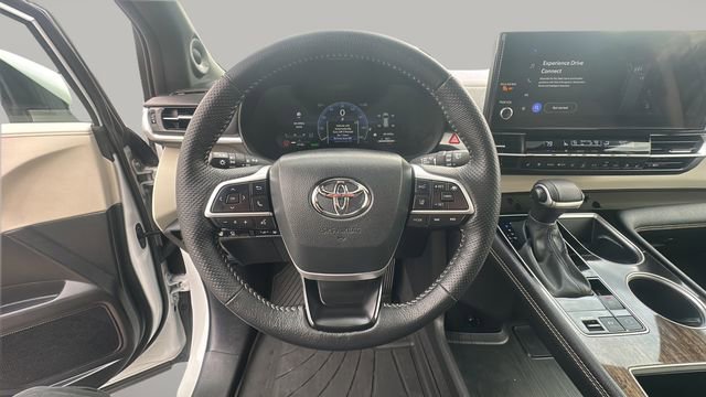 Used 2025 Toyota Sienna Platinum image 17