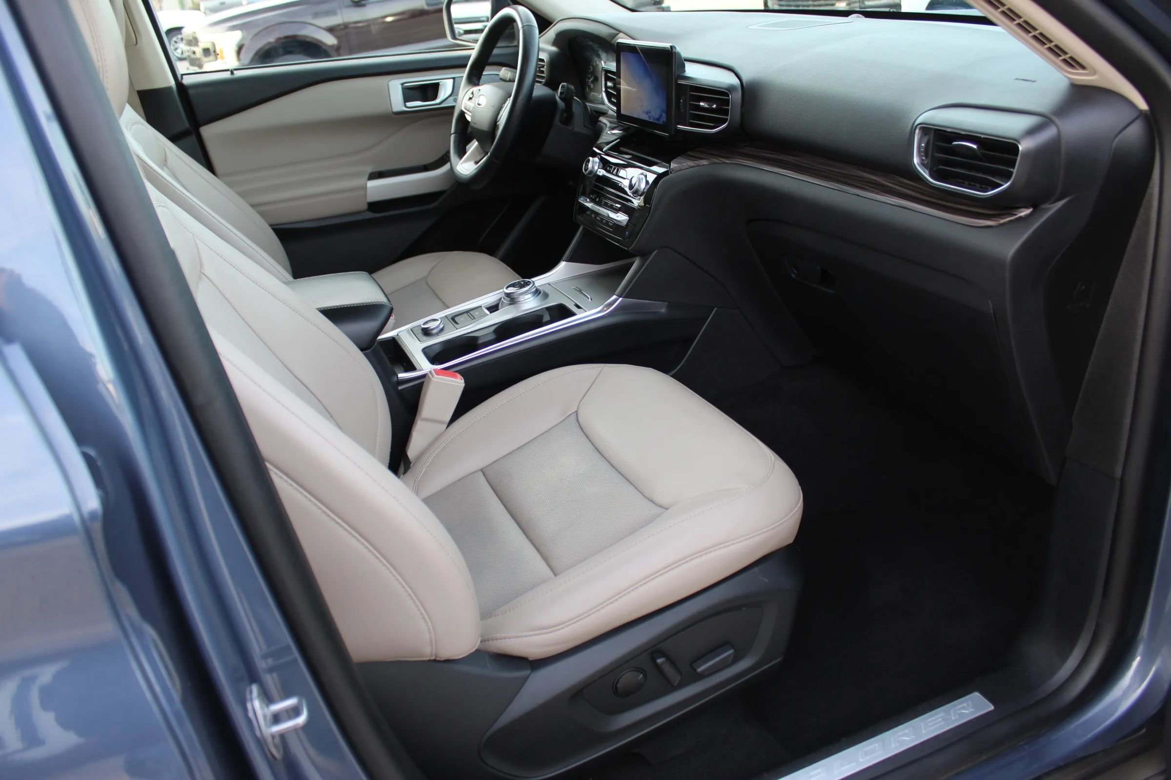 Used 2021 Ford Explorer Limited image 27