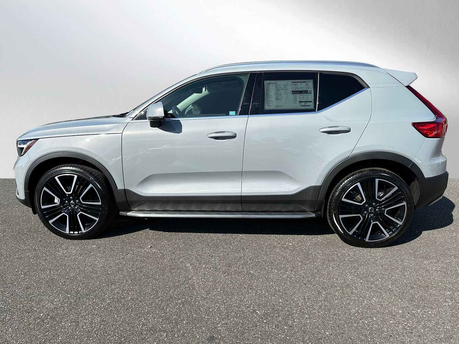 New 2025 Volvo XC40 B5 Ultra w/ Climate Package image 4