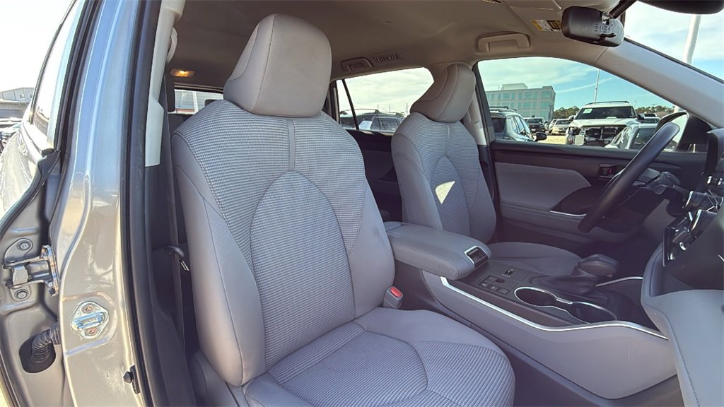 Used 2023 Toyota Highlander L image 33