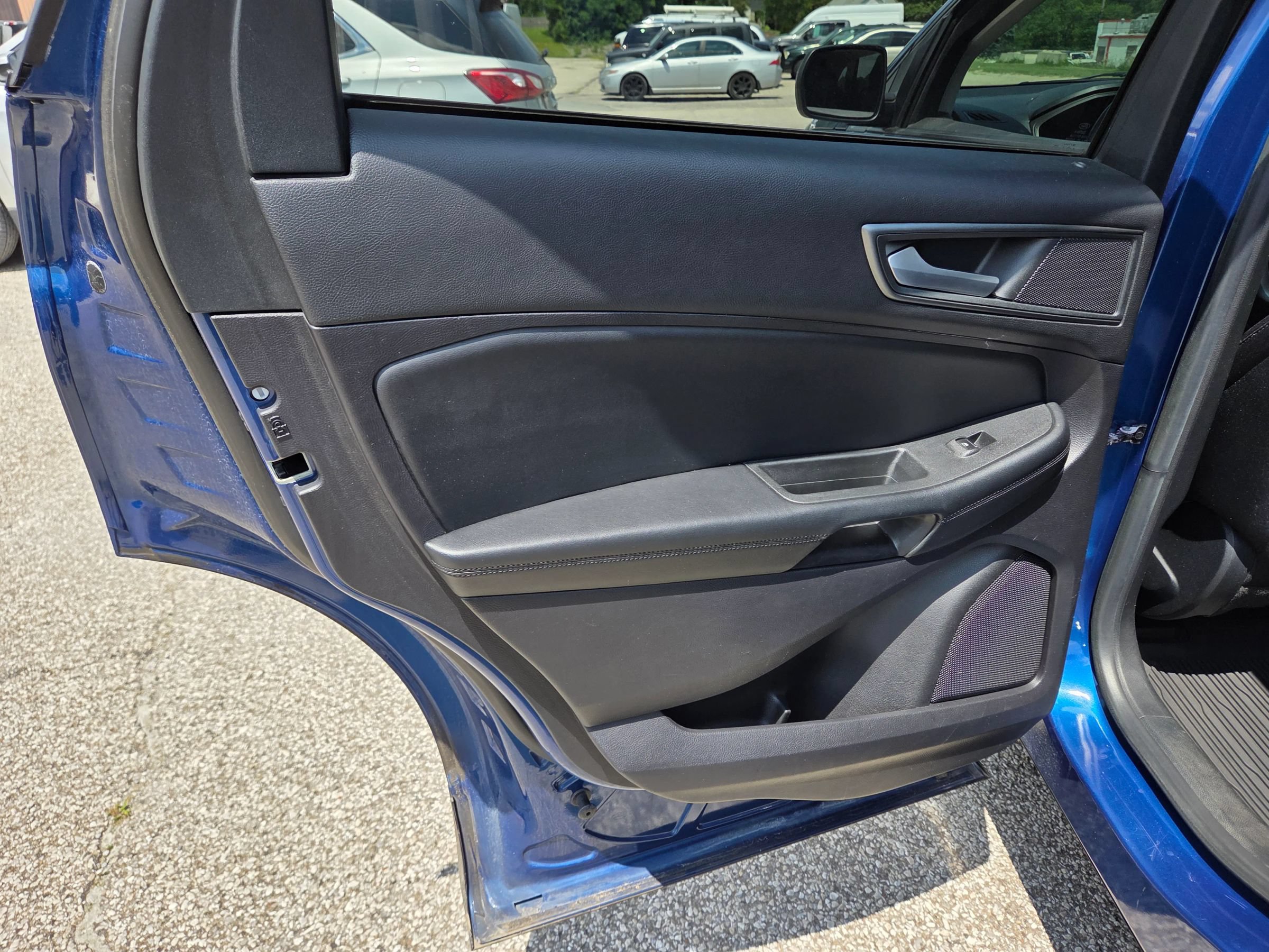 Used 2020 Ford Edge SE FWD image 19