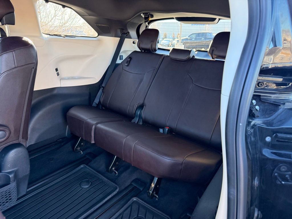 Used 2022 Toyota Sienna Platinum image 26