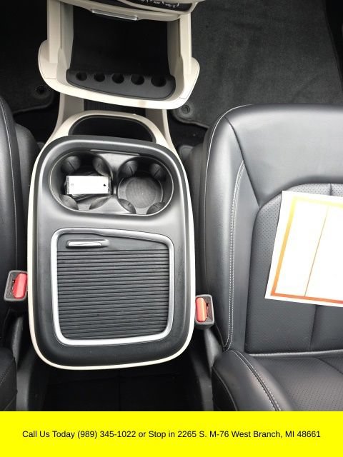 Used 2023 Chrysler Pacifica Touring-L FWD image 28
