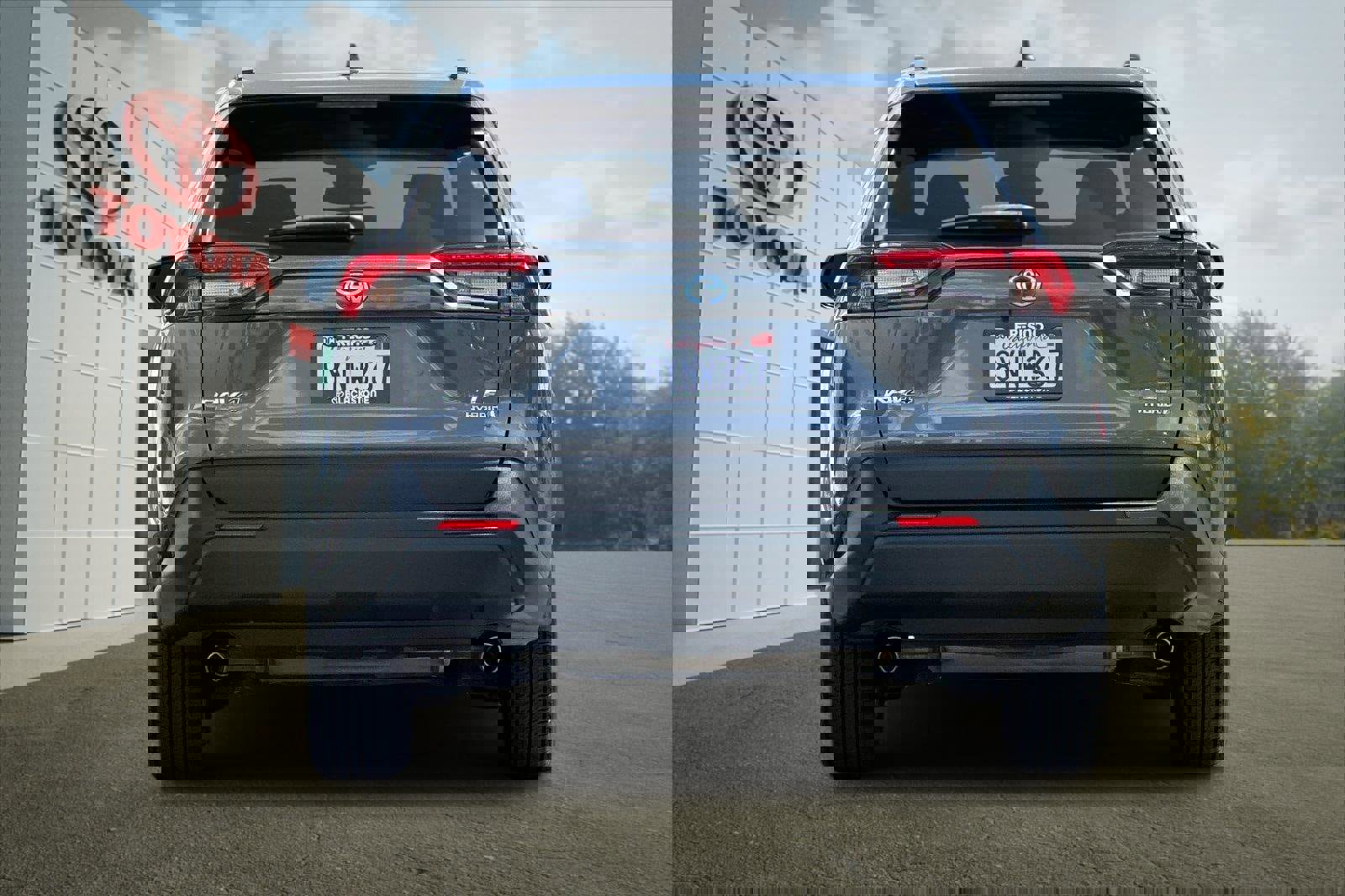 Used 2021 Toyota RAV4 LE AWD/4WD image 4