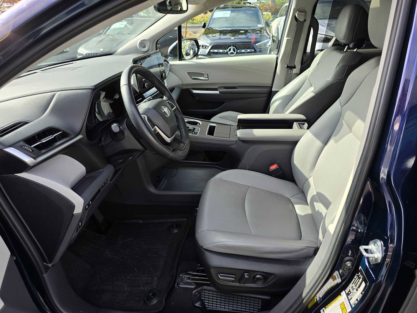 Used 2022 Toyota Sienna XLE image 22