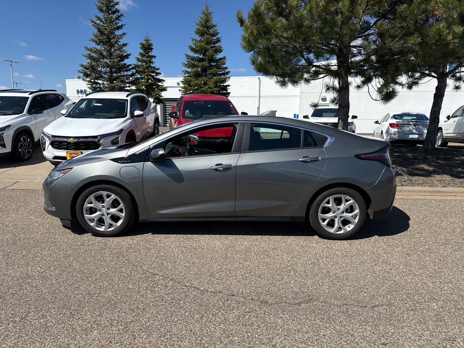Used 2017 Chevrolet Volt Premier w/ Driver Confidence II Package FWD image 4