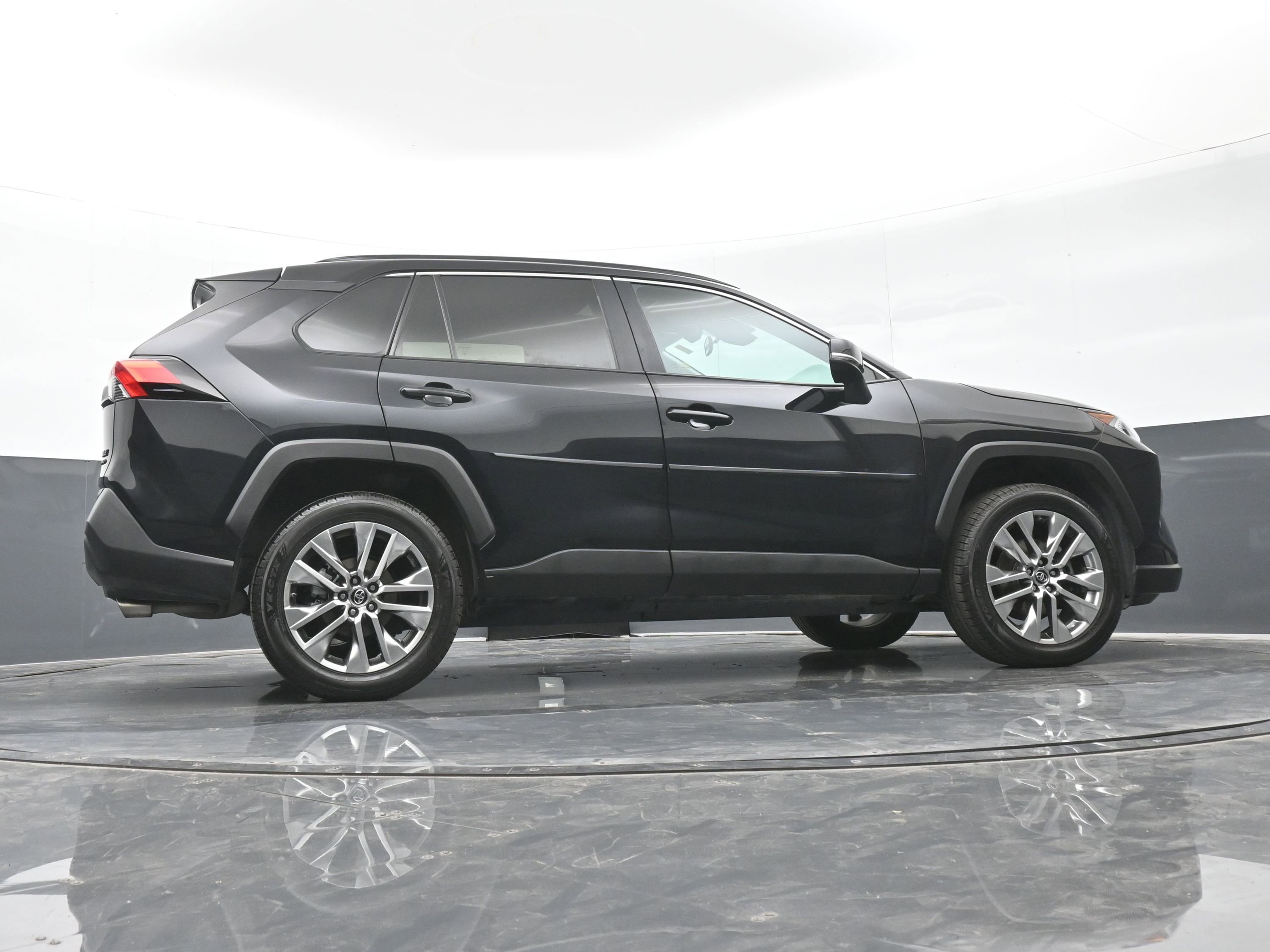 Used 2019 Toyota RAV4 XLE Premium image 45