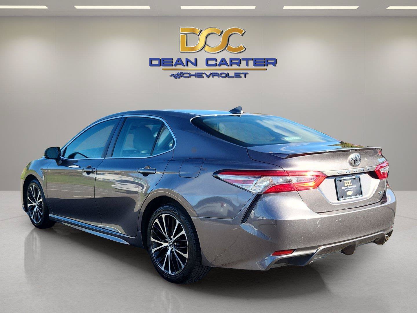 Used 2019 Toyota Camry SE FWD image 3