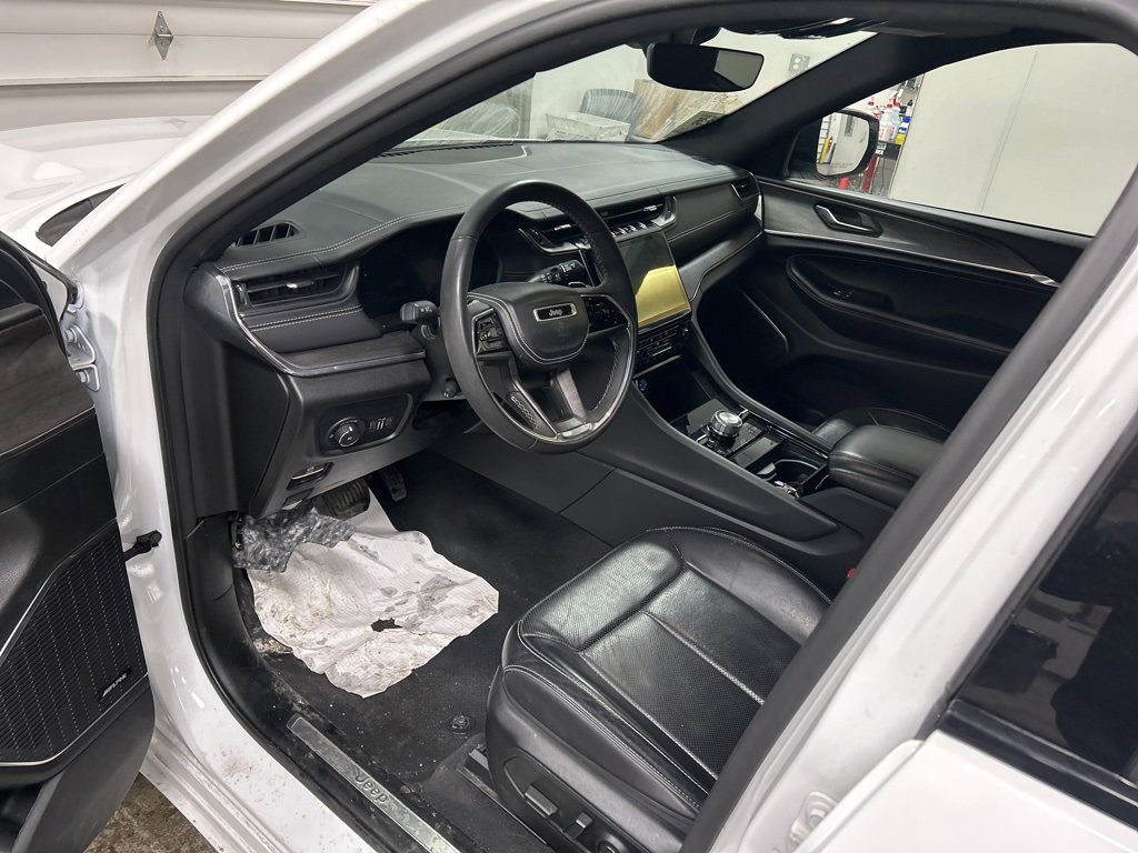 Used 2023 Jeep Grand Cherokee Overland image 2