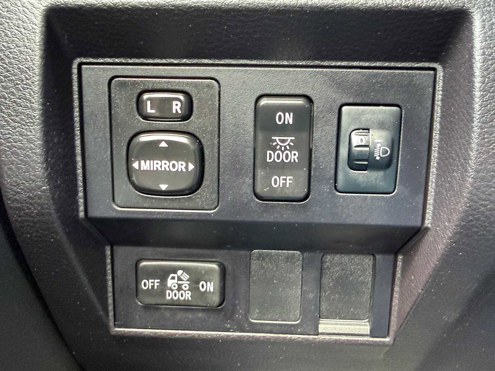 Used 2016 Toyota Tundra SR5 w/ SR5 Upgrade Package AWD/4WD image 32