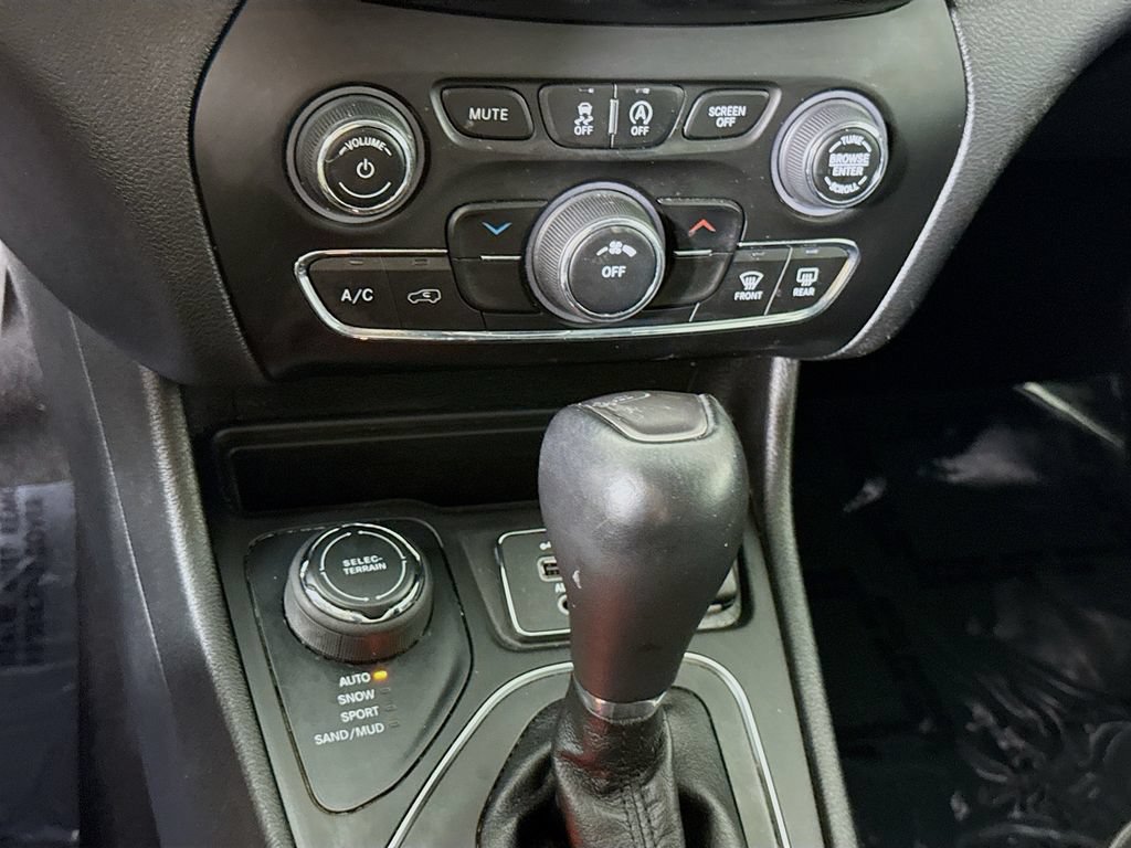 Used 2021 Jeep Cherokee Latitude Plus AWD/4WD image 8