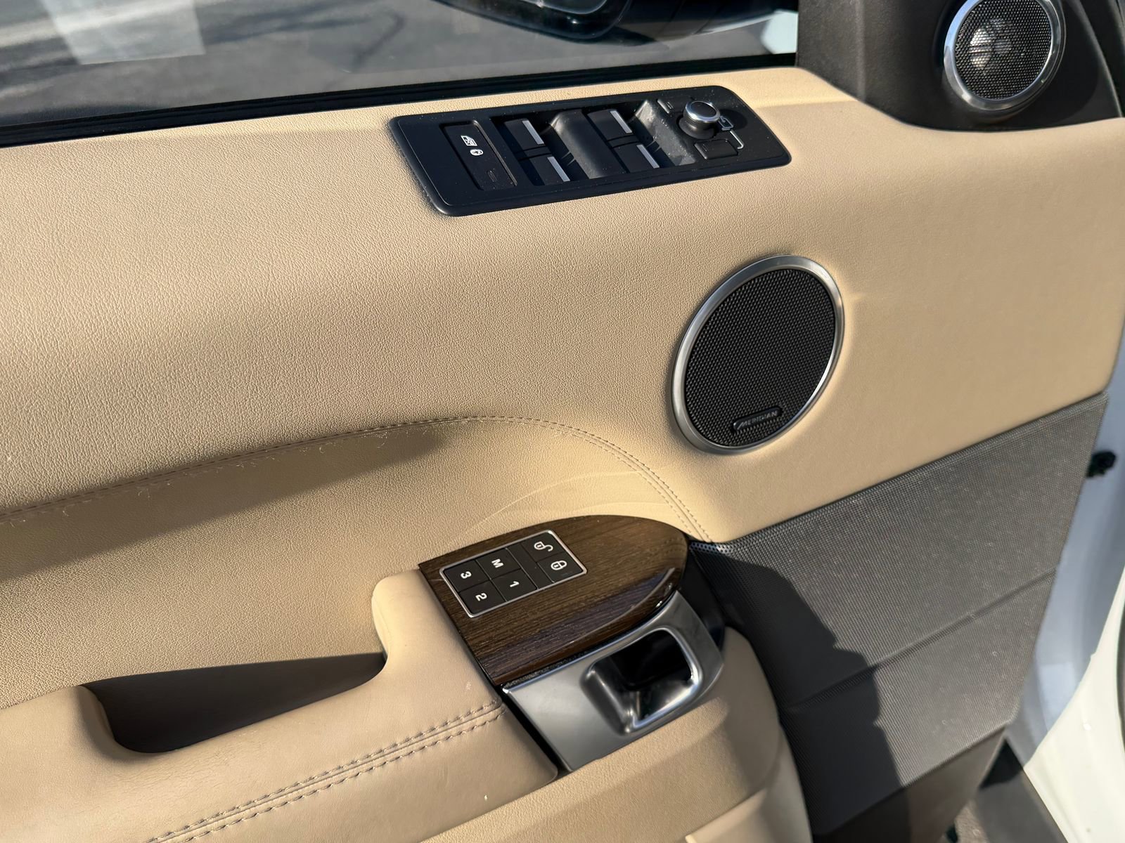 Used 2016 Land Rover Range Rover Sport HSE image 19