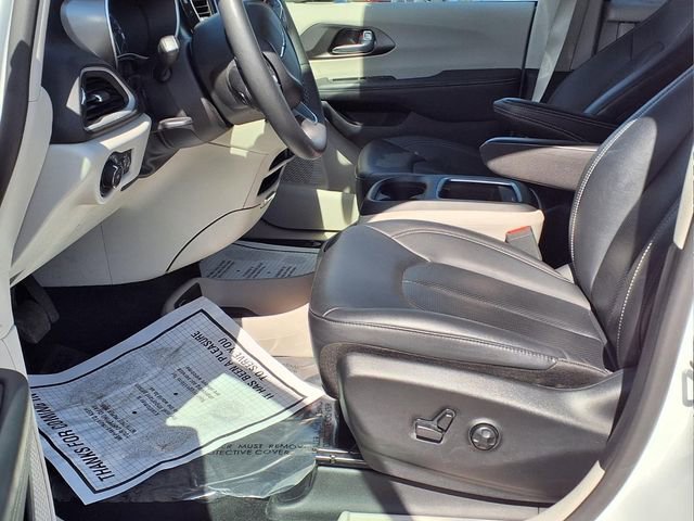 Used 2024 Chrysler Pacifica Touring-L FWD image 16