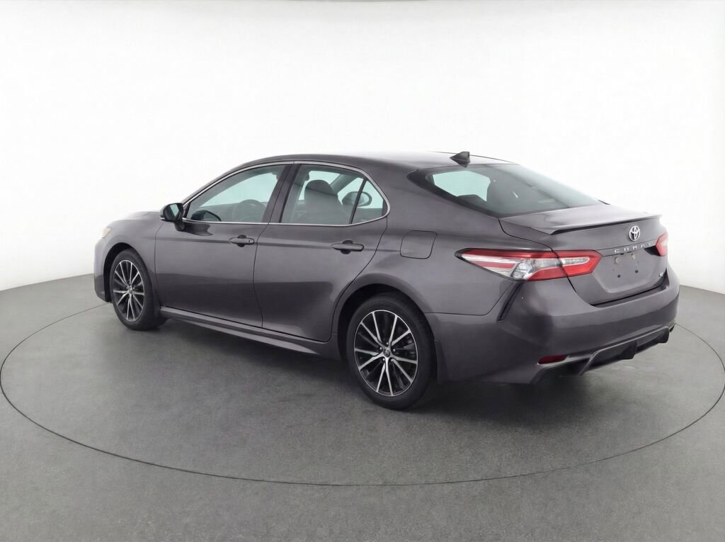 Used 2023 Toyota Camry SE image 4
