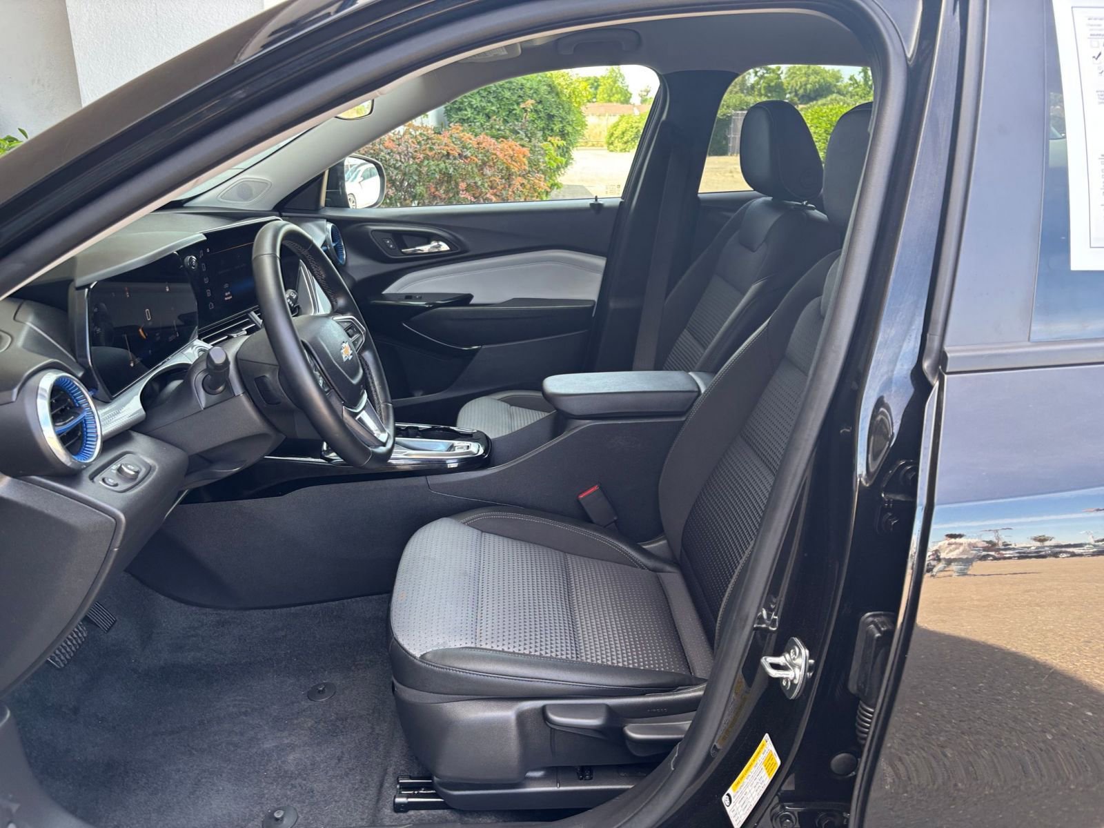 Used 2025 Chevrolet Trax LT w/ LT Convenience Package FWD image 27