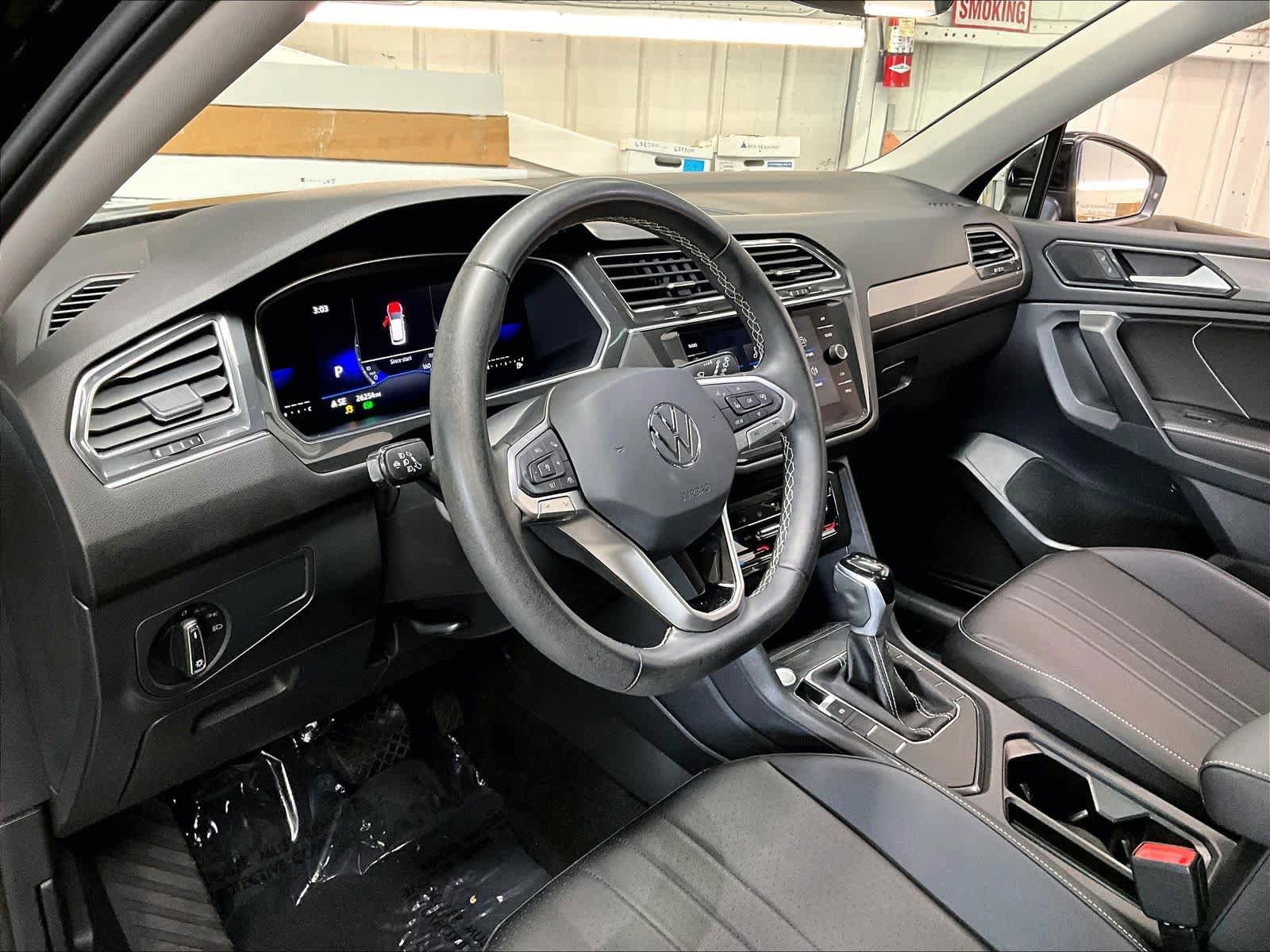 Used 2023 Volkswagen Tiguan SE w/ Panoramic Sunroof Package FWD image 17