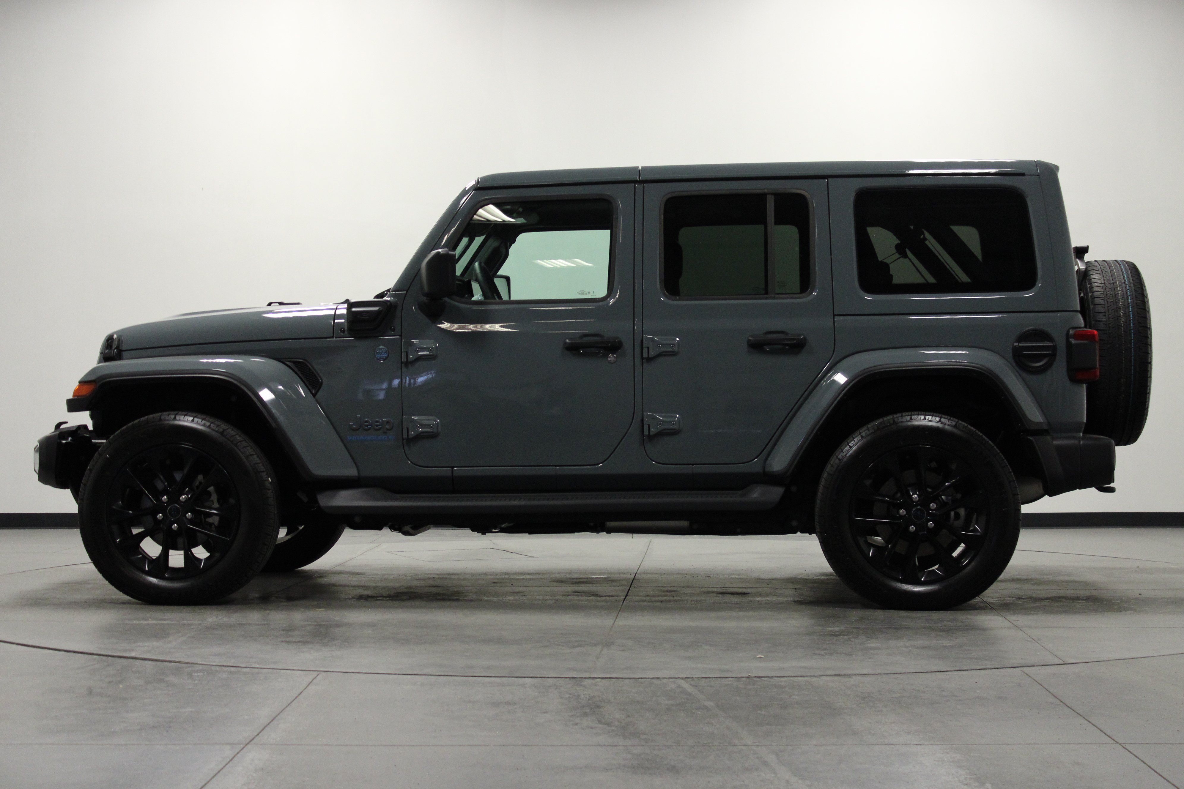 Used 2025 Jeep Wrangler Unlimited Sahara AWD/4WD image 7